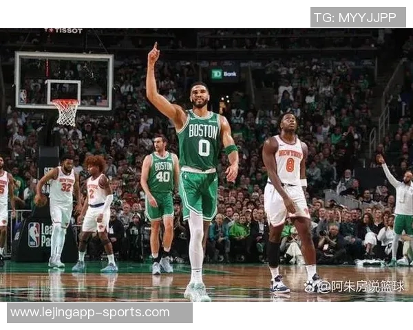 杰伦布朗左腿筋紧张状态不明绿军官方宣布回归存疑